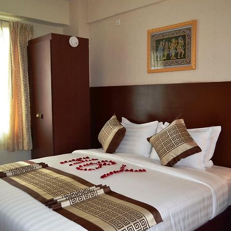 Hotel Broadway Yangon Exterior foto