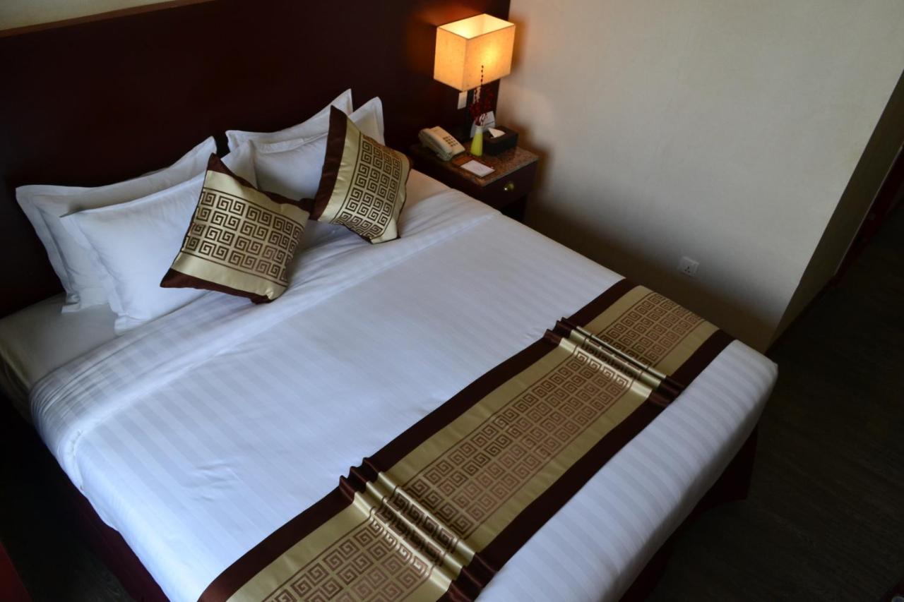 Hotel Broadway Yangon Exterior foto