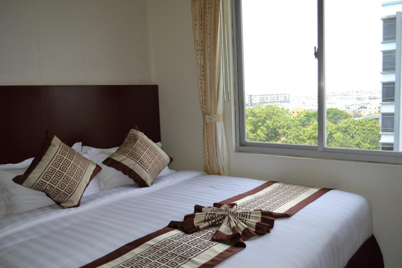 Hotel Broadway Yangon Exterior foto