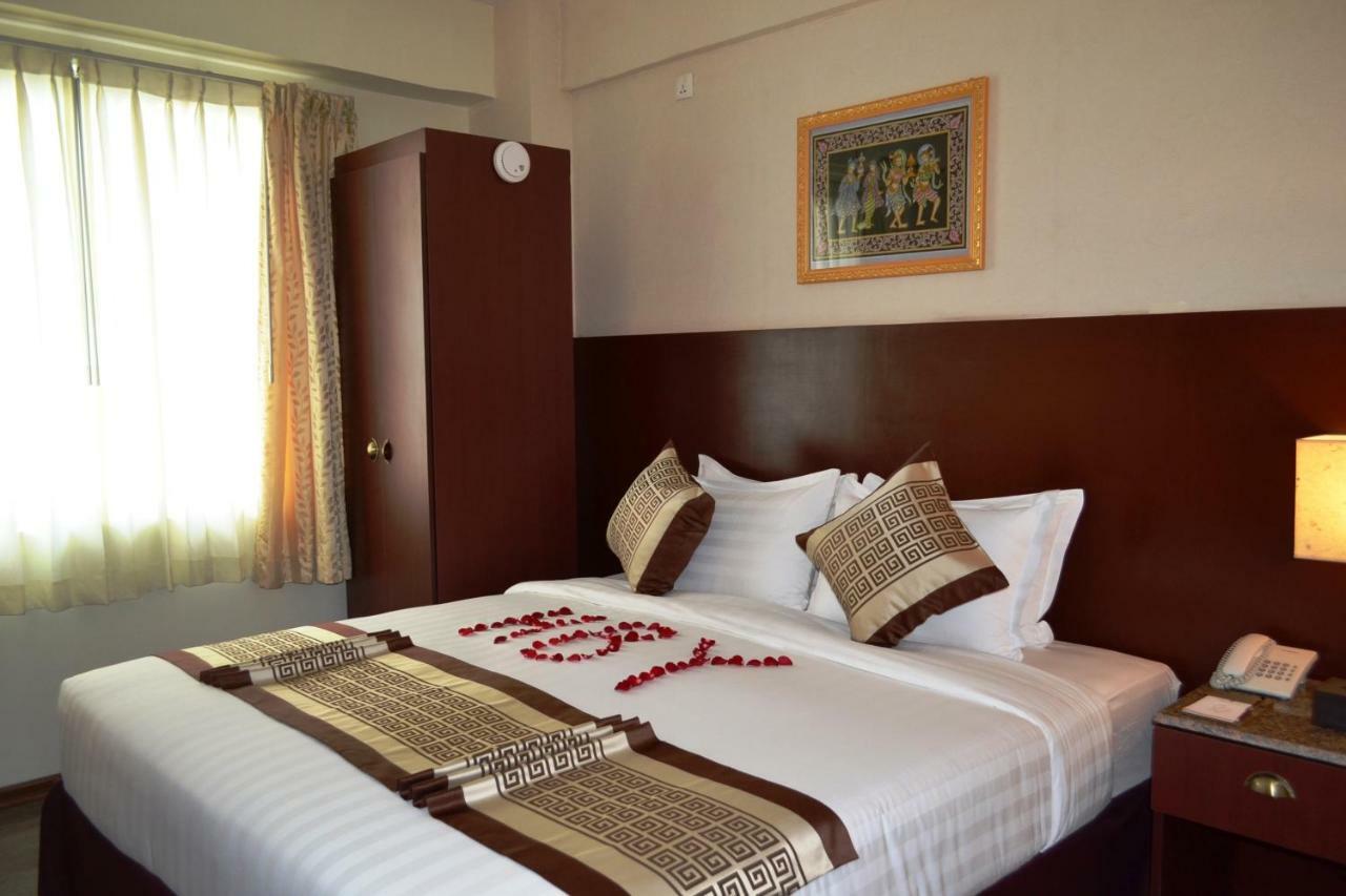 Hotel Broadway Yangon Exterior foto